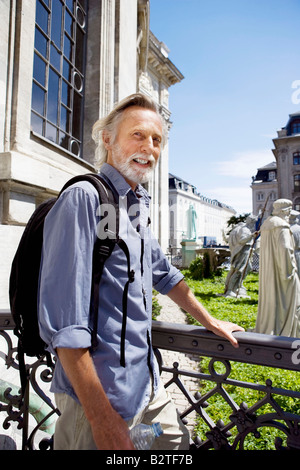 Mann vor Denkmalschutz Stockfoto
