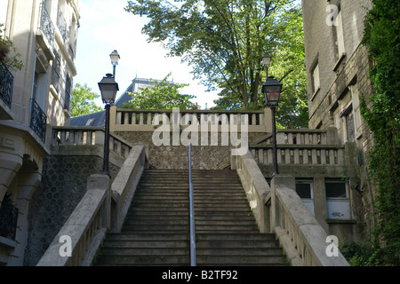 Aussentreppen in Montmartre Paris Francewith Bäumen im Hintergrund Stockfoto