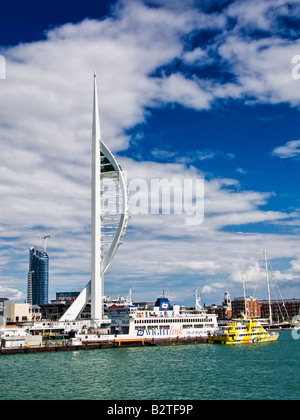 Spinnaker Tower in Portsmouth Harbour, England, Vereinigtes Königreich mit Isle Of Wight Fähre und FastCat Stockfoto