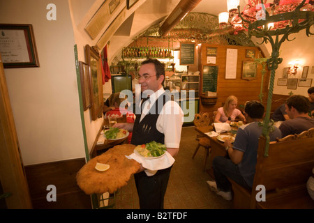 Kellner servieren Riesen Wiener Schnitzel im Restaurant Figlmueller, Wien, Österreich Stockfoto