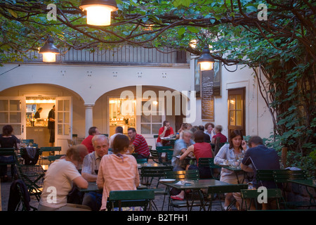 Leute sitzen im Garten Amerlingbeisl, Spittelberg, Wien, Österreich Stockfoto