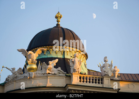 Kleine Kuppel und Skulpturen auf dem Reichskanzleitrakt Dach, Alte Hofburg, Wien, Österreich Stockfoto