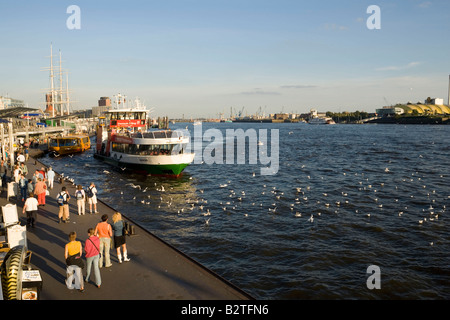 Hamburg, Menschen an Landungsbrücken warten auf eine Fähre, Sankt Pauli, Hamburg, Deutschland Stockfoto