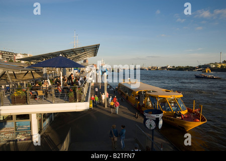 Menschen bei Landungsbrücken warten auf eine Fähre, Sankt Pauli, Hamburg, Deutschland Stockfoto