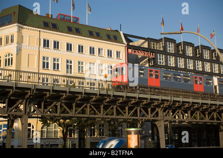 Der Skytrain fahren auf einem Viadukt am Baumwall, Hamburg, Deutschland Stockfoto