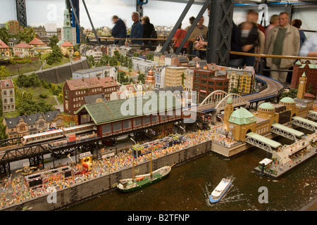 Besucher, die gerade der Modelleisenbahn Besucher beobachten die größte Modelleisenbahn der Welt, das Miniatur Wunderland Speich Stockfoto