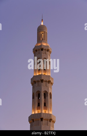 Nahen Osten, Oman, Maskat, Al Ghubrah oder große Moschee Minarett nachts beleuchtet Stockfoto