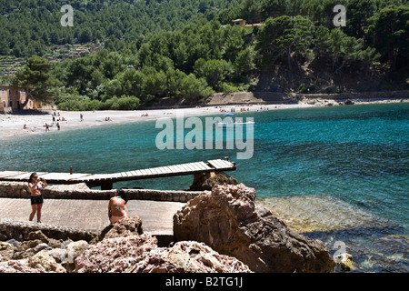 Die Bucht bei Cala Tuent, Mallorca, Spanien mit ein paar Mädchen gegenseitig zu fotografieren. Stockfoto