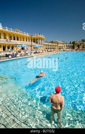 Menschen schwimmen im Freibad von Szechenyi-Bad, Pest, Budapest, Ungarn Stockfoto