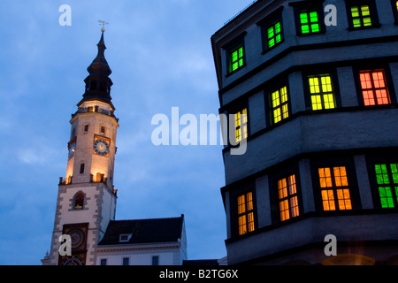 Das alte Rathaus (Altes Rathaus) Turm von Görlitz in Deutschland. Die historische Altstadt ist bei Nacht beleuchtet. Stockfoto