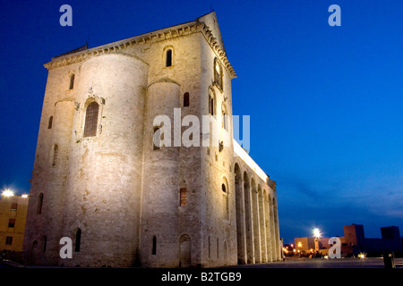 Die Kathedrale in Trani, Italien. Es widmet sich Nikolaus der Pilger und beleuchtet gegen den blauen Abendhimmel. Stockfoto