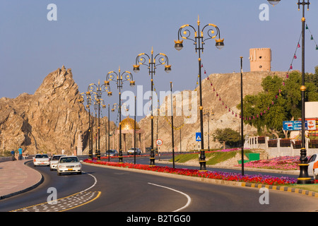 Nahen Osten, Oman, Maskat, Straße mit reich verzierten Laternenpfähle führt entlang der Küste in Muscat Stockfoto