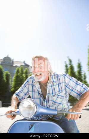 Mann auf Roller Stockfoto