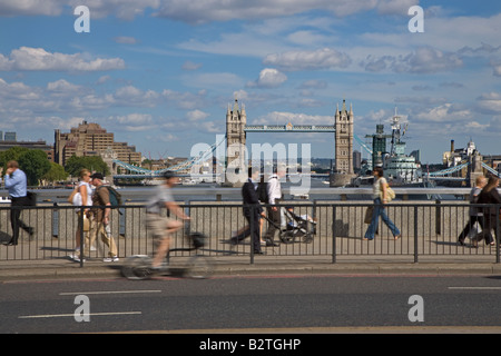 Menschen zu Fuß auf London Bridge Tower Bridge im Hintergrund Sommer Stockfoto
