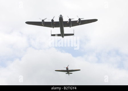 Avro Lancaster B1 PA474 & Hawker Hurricane 11c PZ865 JX-E der Schlacht of Britain Memorial Flight im Flug bei Wickenby Airfiel Stockfoto
