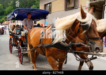 Pferdekutsche, die Transport von Touristen aus der Traiin Station zur Burg Karlstein in der Nähe von Prag. Stockfoto