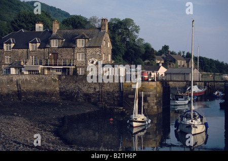 Boote im Hafen des kleinen Fischerdorfes Porlock Weir, Somerset, England Stockfoto