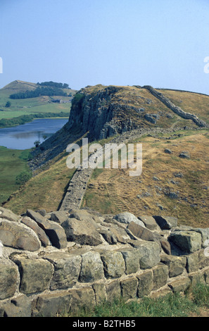 Der Hadrianswall, römische Wehrmauer in der Nähe von Housesteads, Northumberland, England Stockfoto