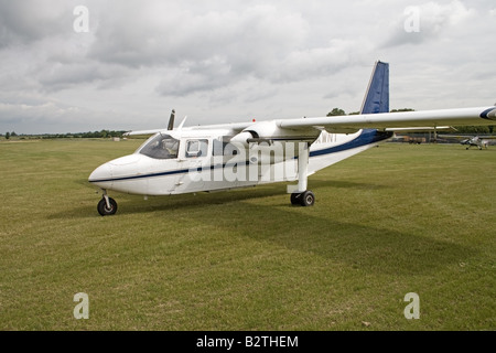 Britten-Norman BN2A Islander G-AWNT leichte zweimotorige Flugzeuge geparkt am Wickenby Flugplatz Stockfoto