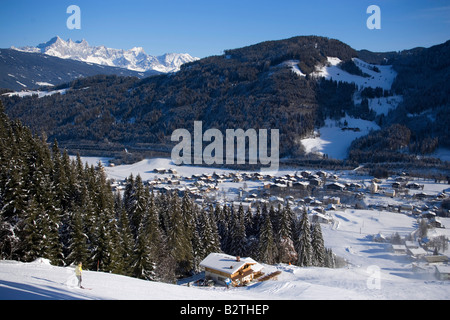 Blick von der Piste in Flachau (927 m), Gipfel des Dachsteinregion am Horizont, Flachhau, Salzburger Land, Österreich Stockfoto
