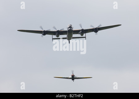 Avro Lancaster B1 PA474 & Hawker Hurricane 11c PZ865 JX-E der Schlacht of Britain Memorial Flight im Flug bei Wickenby Airfiel Stockfoto