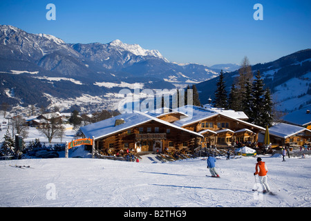 Blick über Restaurant Tauernalm bis zum Gipfel des Dachsteinregion am Horizont, Hochwurzen, Ski Amade, Schladming, Steiermark, Austr Stockfoto