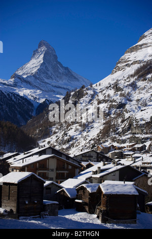 Winterliche Zermatt Dorf mit dem Matterhorn (4478 m) im Hintergrund, Zermatt, Wallis, Schweiz Stockfoto