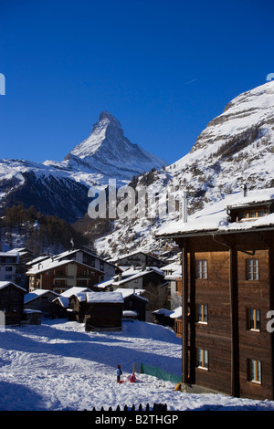Winterliche Zermatt Dorf mit dem Matterhorn (4478 m) im Hintergrund, Zermatt, Wallis, Schweiz Stockfoto