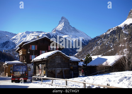 Bus Haltestelle, Dorf Zermatt mit dem Matterhorn (4478 m) im Hintergrund, Zermatt, Wallis, Schweiz Stockfoto