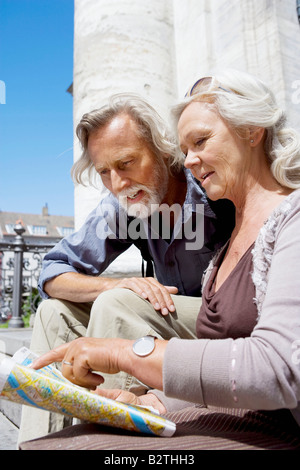 Paar auf der Suche auf Karte zusammen Stockfoto