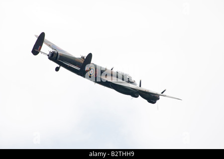 Avro Lancaster B1 PA474 (EE139 HW-R "Phantom des Ruhrgebiets") der Schlacht of Britain Memorial Flight fliegen am Wickenby Flugplatz Stockfoto