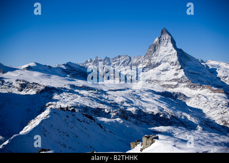 Blick über verschneite Landschaft, Kulmhotel, das höchstgelegene Hotel der Schweizer Alpen (3100 m) am Gornergrat, Matterhorn (4478 m) ich Stockfoto