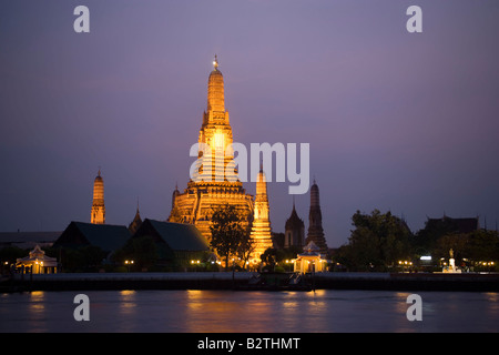 Blick über den Fluss Menam Chao Phraya, Wat Arun, der Tempel der Morgenröte in der Nacht, Bangkok, Thailand Stockfoto