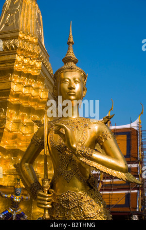 Kinnorn Skulptur in der Nähe ein Chedi, Wat Phra Kaew, der wichtigsten buddhistischen Tempel von Thailand, Ko Ratanakosin, Bangkok, Thailand Stockfoto