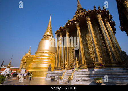 Phra Sri Rattana Chedi und Phra Mondop, Bibliothek, Wat Phra Kaew, der wichtigste buddhistische Tempel von Thailand, Ko Ratanakosin, Stockfoto