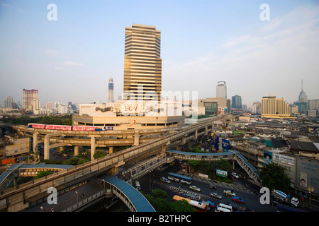 Blick über Siam Square mit Skytrain und Siam Discovery Center, Siam Paragon Shopping Mall, Distrikt Pathum Wan, Bangkok, Thailan Stockfoto