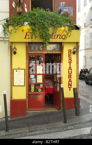 Geschäft in einer Straßenecke in Montmartre Paris Stockfoto