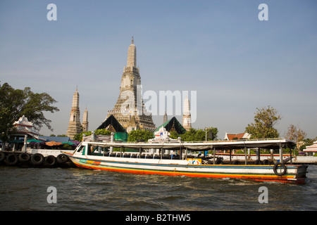 Blick über den Fluss Menam Chao Phraya mit Fähre Boot nach Wat Arun, der Tempel der Morgenröte, Bangkok, Thailand Stockfoto