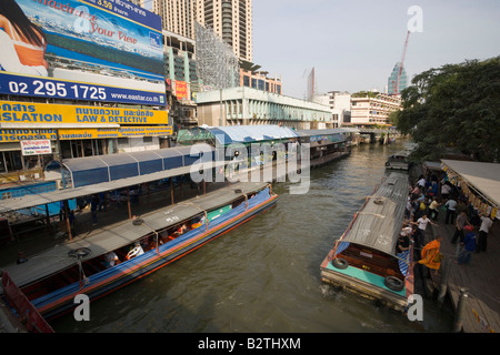 Blick auf Hua Chang Pier in der Nähe von Naht Square, Passagiere aussteigen ein Expressschiff längste Kanal Khlong Saen Saeb, Thailand, Ban Stockfoto