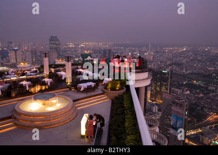 Blick auf Openair-Bar "Scirocco Sky Bar" und Bangkok in den Abend, State Tower, 247 m, The Dome, Bangkok, Thailand Stockfoto