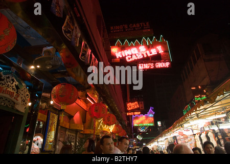 Beleuchtete Werbung für eine Diskothek, Patpong, Rotlicht und Unterhaltungsviertel, erschossen Nacht, Bezirk Bang Rak, Bangkok, T Stockfoto