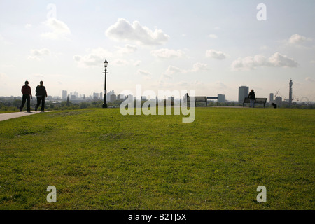 Blick auf die Skyline von London von der Spitze der Primrose Hill Stockfoto