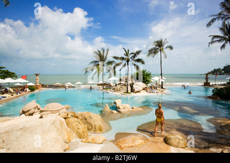 Frau im Bikini am Pool des Hotel Imperial Samui, Chaweng Noi Beach, Hut Chaweng Noi, Koh Samui, Thailand Stockfoto