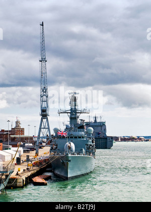 HMS St Albans vertäut in Portsmouth Harbour England UK mit RFA Largs Bay hinter Stockfoto