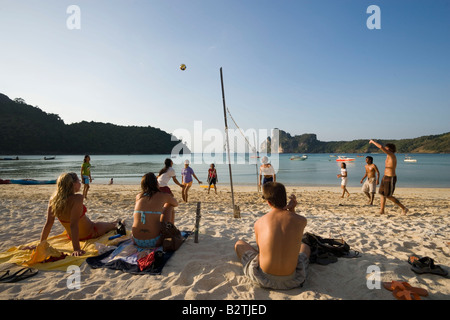 Junge Menschen spielen Beach-Volleyball, Ao Lo Dalam, Lohdalum Bay, Ko Phi Phi Don, Ko Phi Phi Island, Krabi, Thailand, nach der Stockfoto
