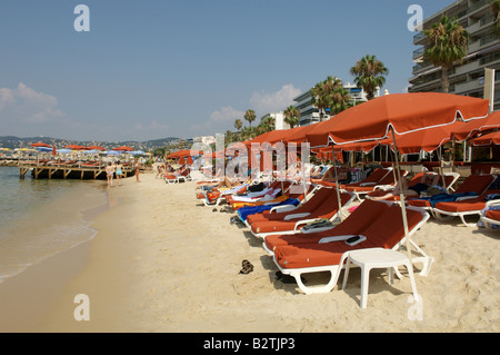 Sonnenschirme am Strand von Juan-Les-Pins, Antibes, Frankreich. Stockfoto