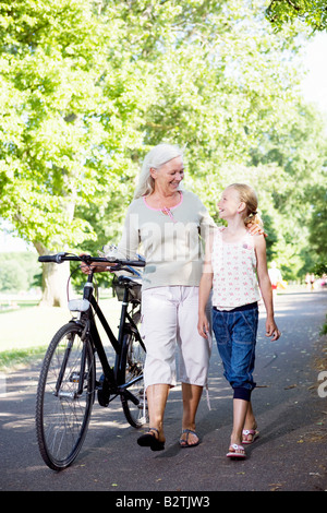 Oma mit Enkelin und Fahrrad Stockfoto