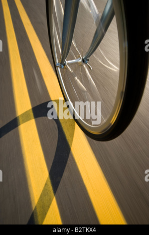 Fahrrad Fahrrad Reifen schnell Bewegungsunschärfe auf Straße Straße Detail Stockfoto