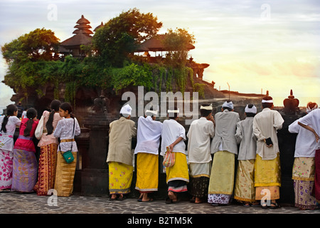 Indonesische Touristen beobachten Sie den Sonnenuntergang am in Tanah Lot eine alte Hindu-Tempel an der Küste von Bali-Indonesien Stockfoto