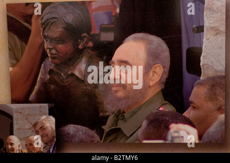 Fidel Castro posiert neben Ernesto Che Guevara junge Skulptur in der Fassade des Musée Che Guevara in Alta Gracia, Cordoba